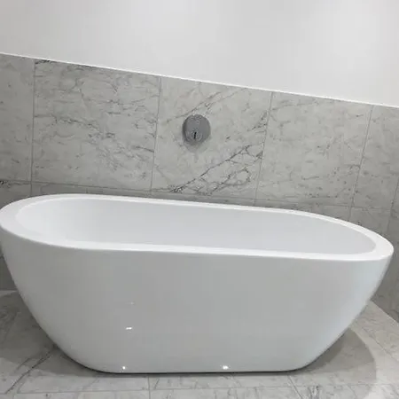 Ackworth Penthouse - Luxury Newly Renovated Penthouse, Roof Terrace Prime Location Apartment *