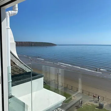 Ackworth Penthouse - Luxury Newly Renovated Penthouse, Roof Terrace Prime Location Filey